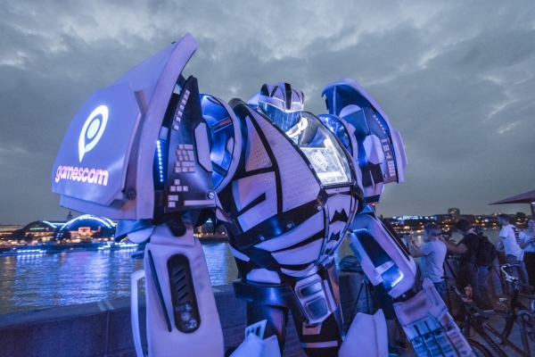 LIGHT IT UP! mit gamescom robot, Rheinufer
